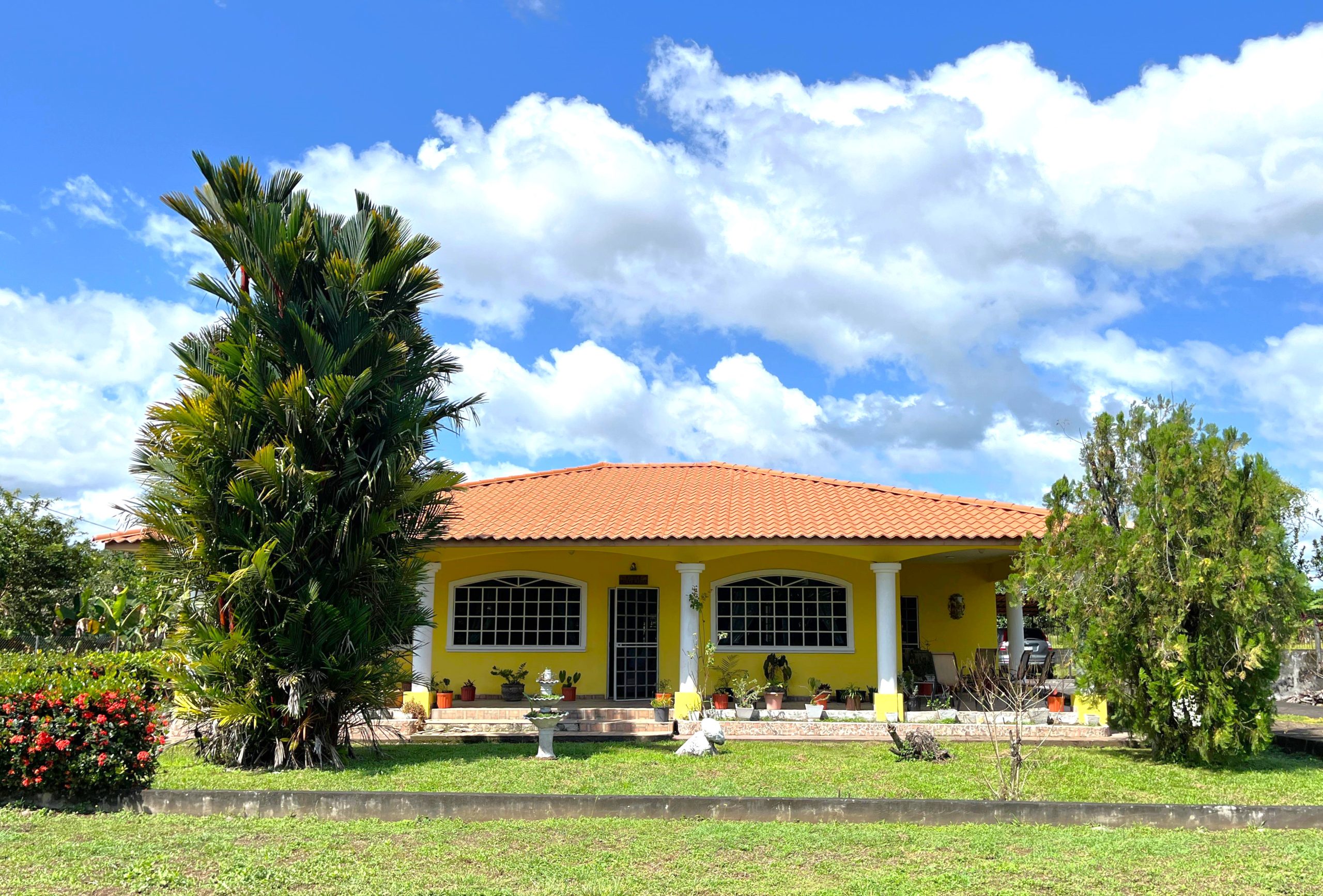Price Reduction! Spacious Home for Sale – Main Road to Playa La Barqueta