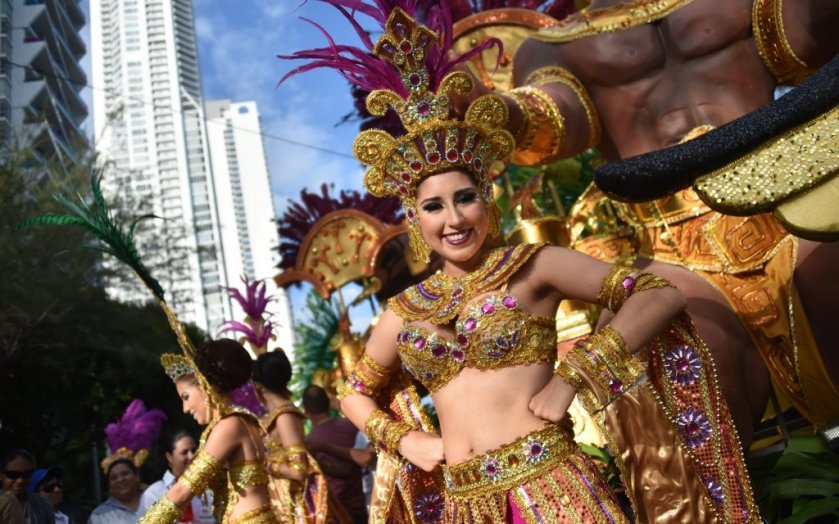 panama-lady-happy-carnival