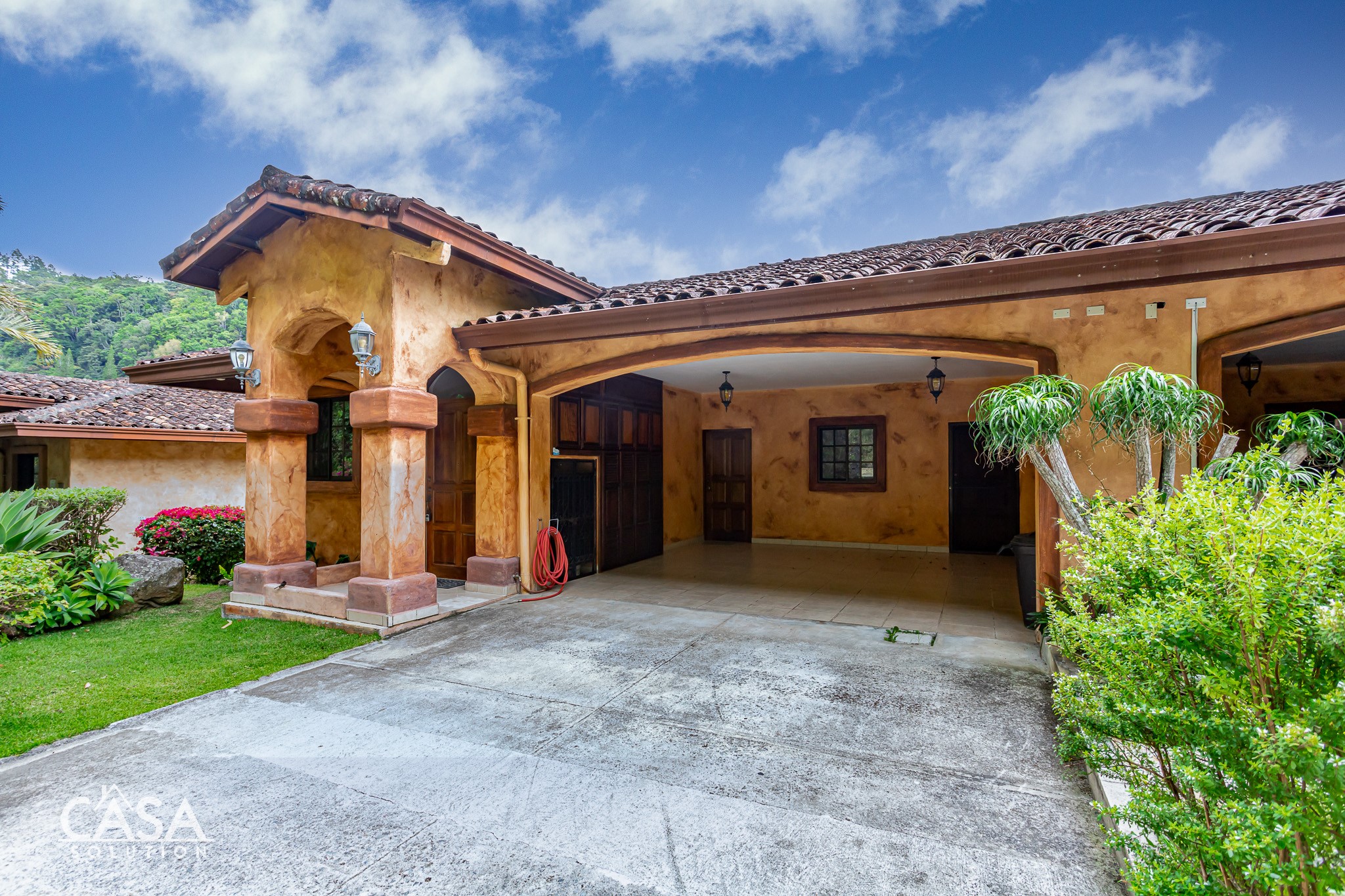 Sold by Casa Solution – Valle Escondido Spacious Golf Villa for Sale in Boquete, Panama – Amplia y Luminosa Villa de Golf en Valle Escondido en Venta