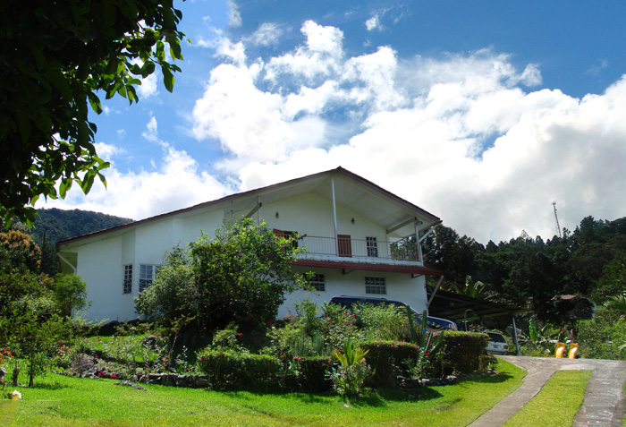 Sold by Casa Solution – Close to Downtown Boquete Large 5BD House for Sale with Mountain Stream. – Cerca del Centro de Boquete Gran Casa de 5 Dormitorios en Venta con Arroyo de Montaña