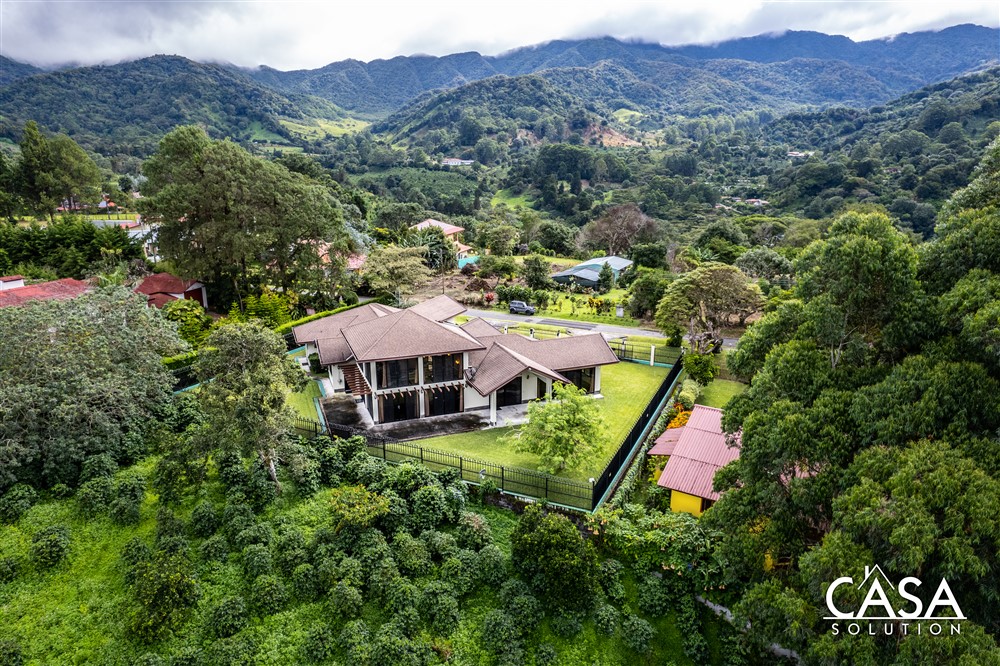 Sold by Casa Solution! Impressive Home with a Spectacular View for Sale in The El Santuario Neighborhood of Boquete – Impresionante Casa Con Vistas Espectaculares En Venta En El Santuario, Boquete