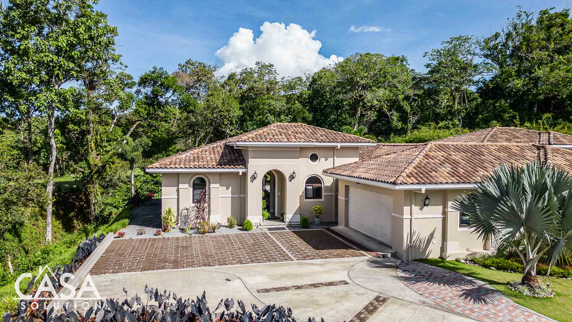Exquisite Lucero Retreat: Captivating Home with Pool and Mountain Views for Sale in Lucero Golf Community, Boquete, Panama