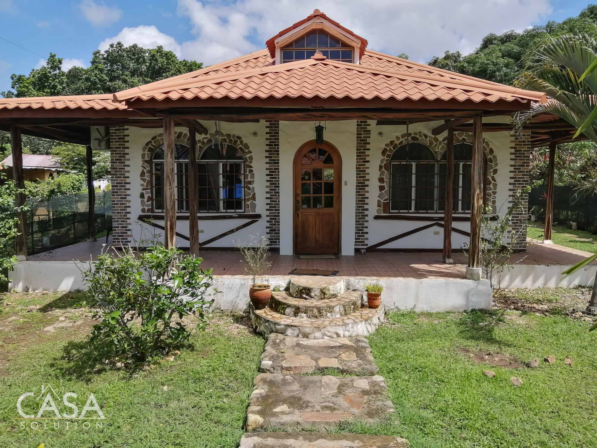 Country-style Home for sale in Chigoré, Penonomé, Coclé. With Avocado, Banana, and Garden Plants!