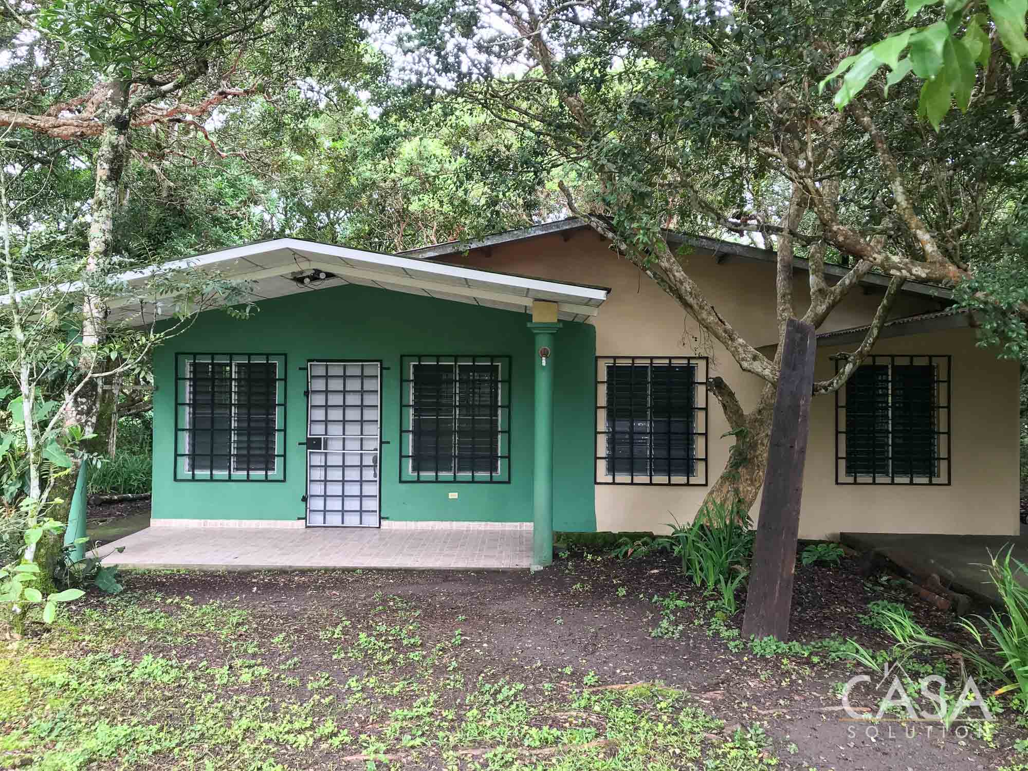 2-bedroom house for sale in Brisas del Norte, Volcán, Chiriquí, with mature trees on a 1,000 sqm lot. Close to town with privacy