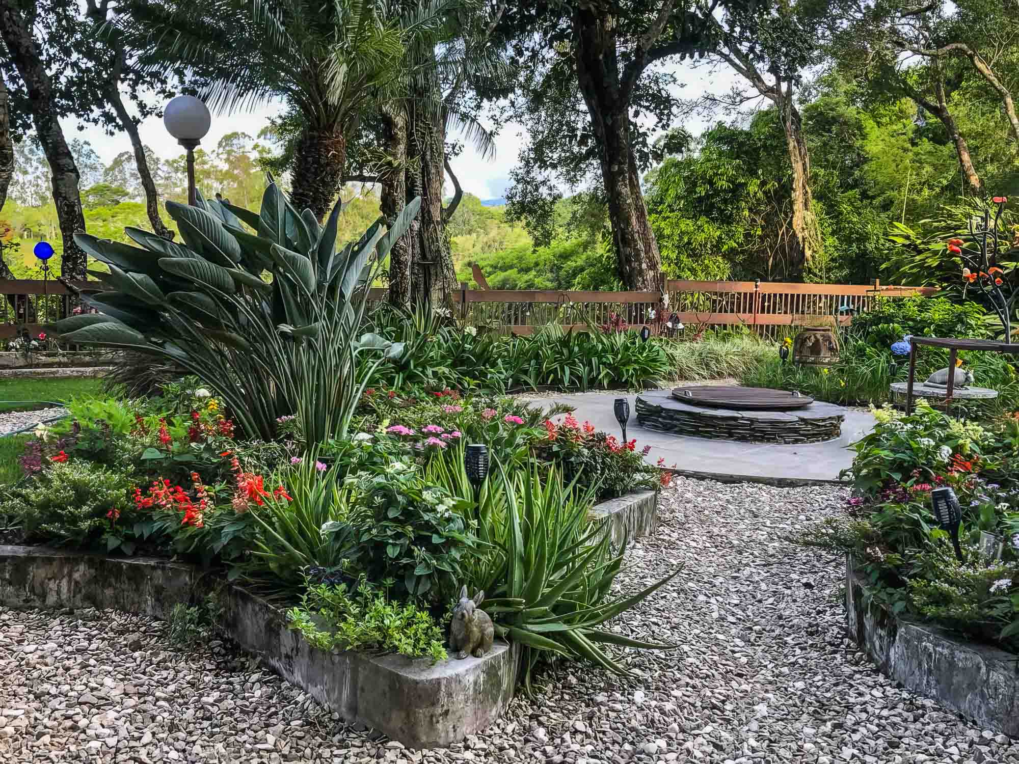 Sold by Casa Solution!! Spacious ground level condo for sale in Boquete Country Club with private garden and stunning views. Enjoy top amenities and high-end finishes.