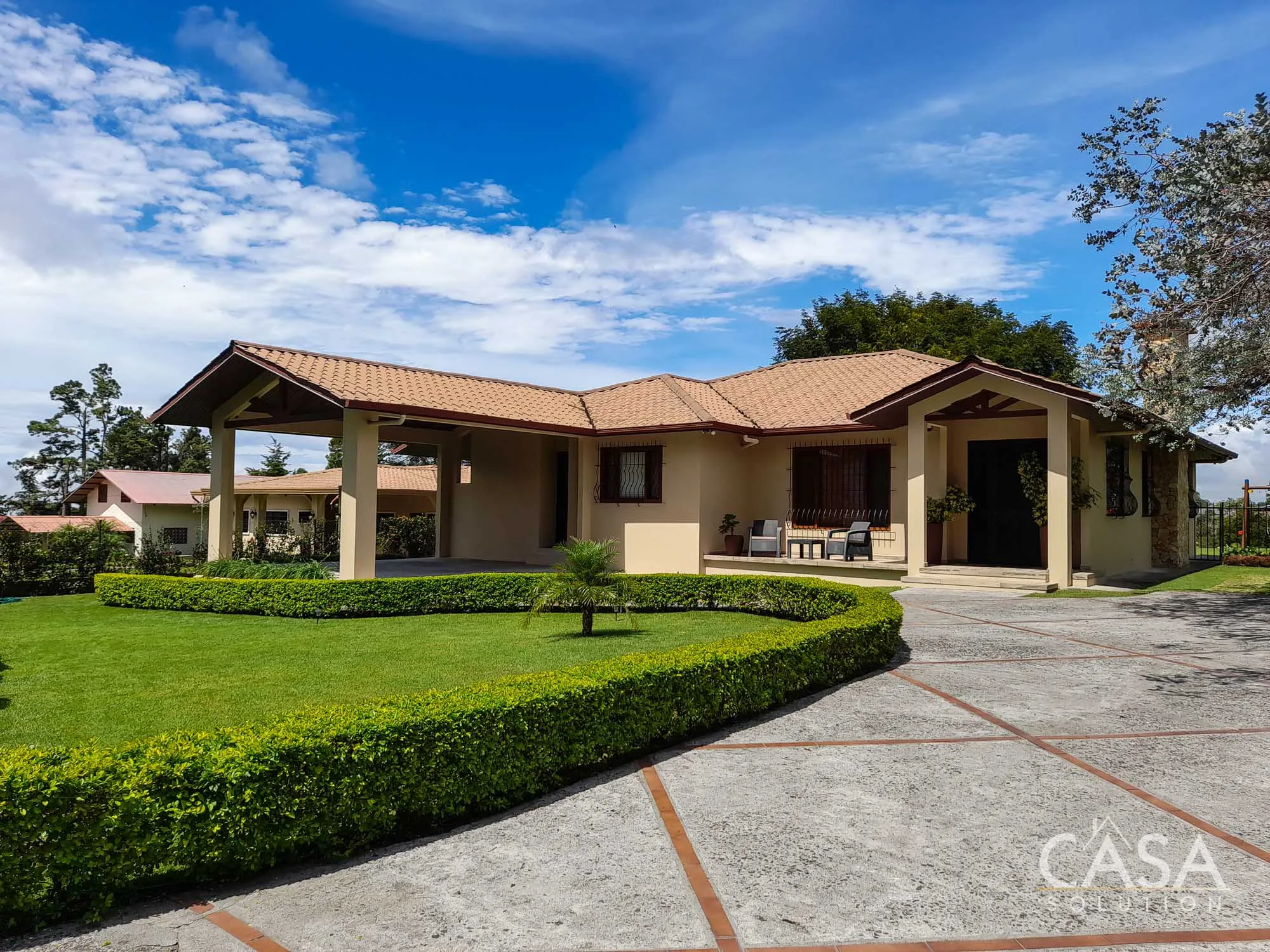 Fully remodeled 2-bedroom home for sale in Alto Dorado, Boquete with spacious lot, modern kitchen, terrace, and lush garden.