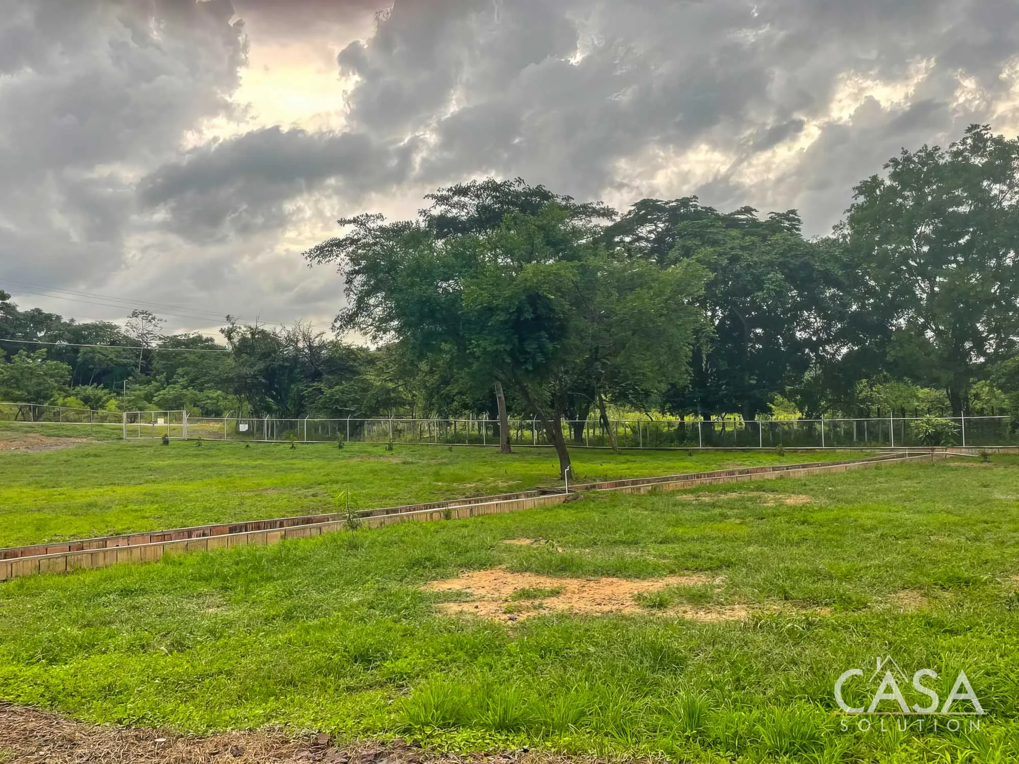 Flat land for sale in Cañaveral, Penonomé, with a lake, river, and fruit trees.
