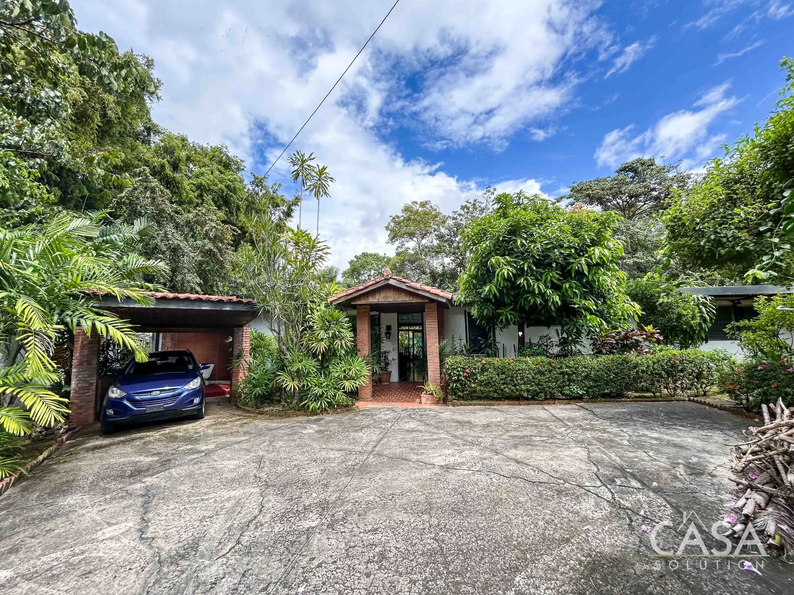 Prime Location Fixer Upper for Sale in Altos del Golf with Spacious Rooms, Potential for Expansion, and Outdoor Oasis.