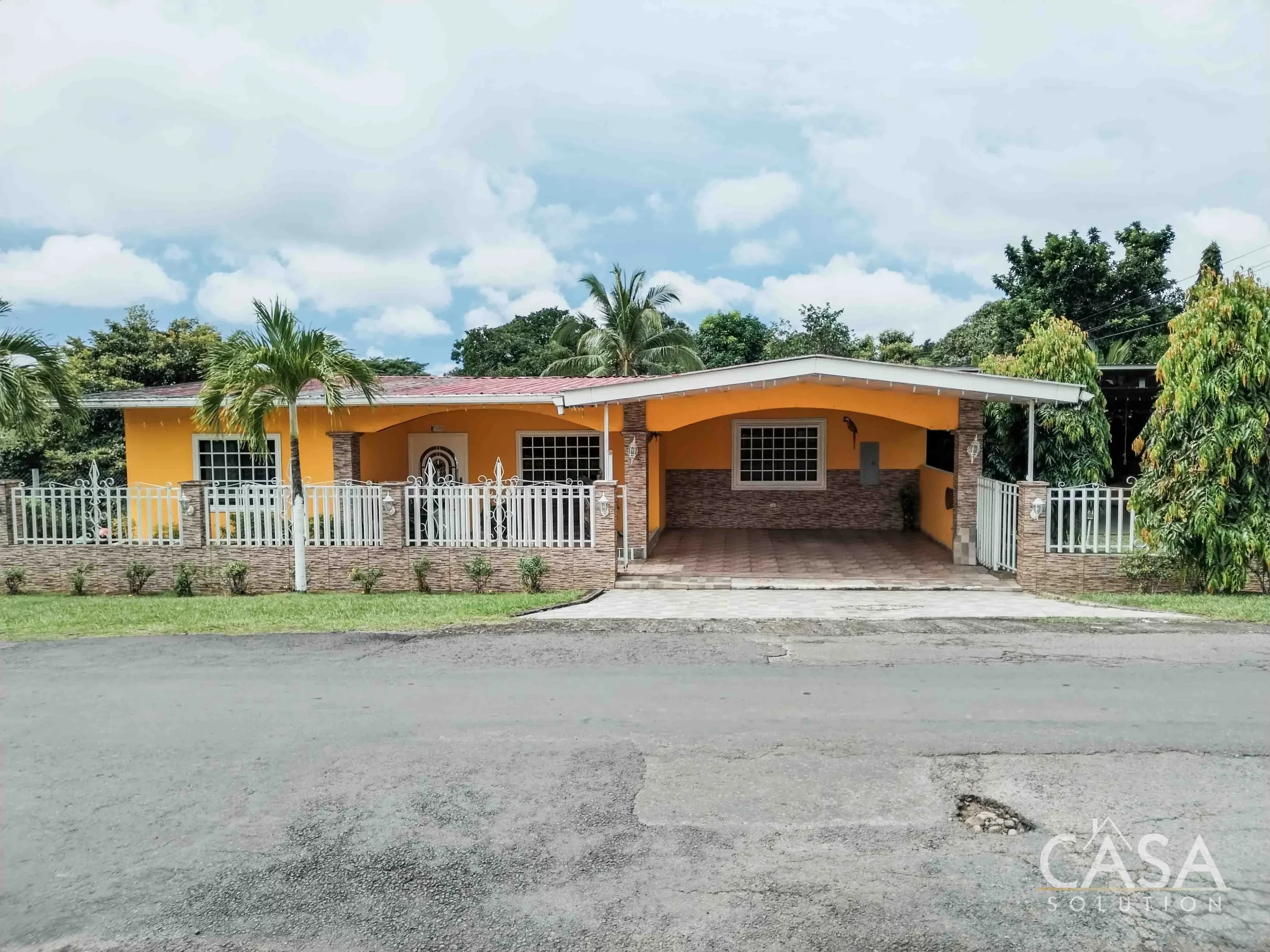 4-bedroom Home for Sale/Rent in Altos de las Moras, David, with a workshop, barns, and owner financing option
