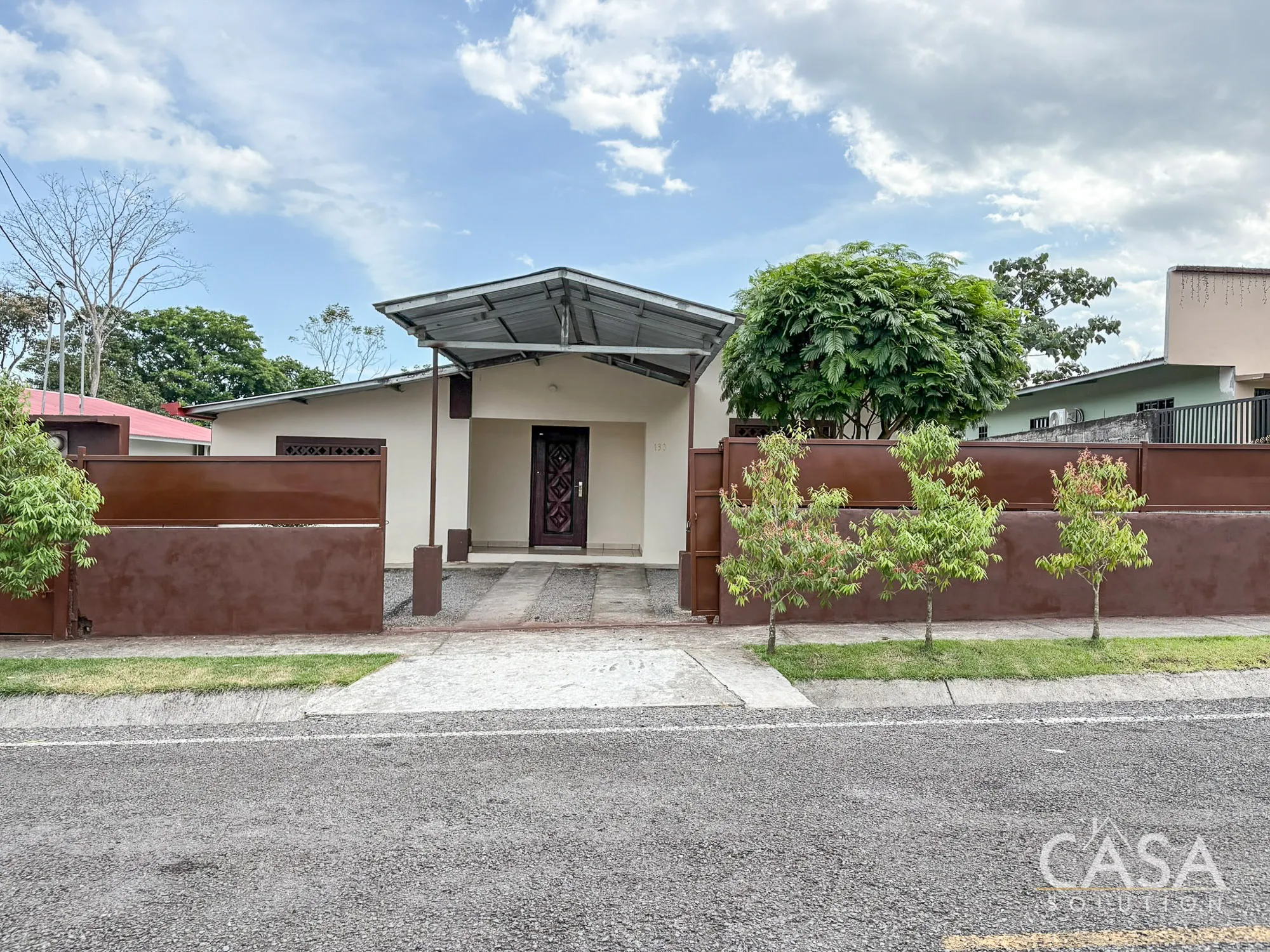 Cozy 3-Bedroom Home for Sale in Vía a Volcán, Bugaba, Chiriquí. Fully fenced and covered parking