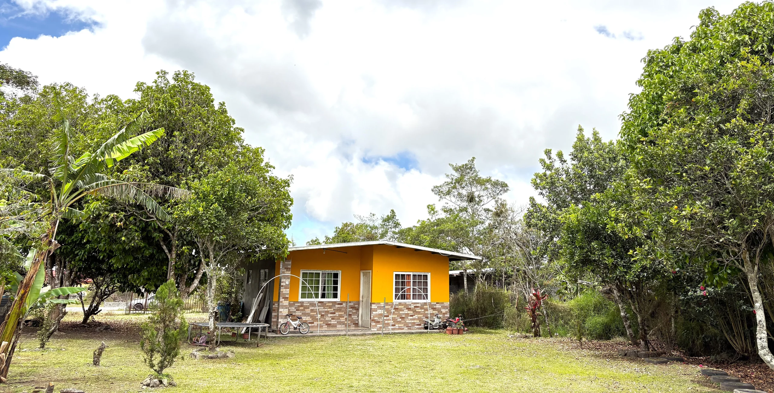 2-Bedroom Home with Mountain Views, Fruit Trees, and 1,200 sqm of Land for Sale. Located 650m from town center in Tierras Altas, Chiriquí