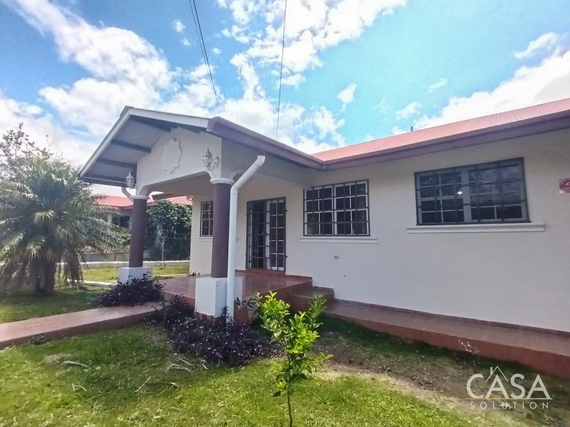 3-bedroom home with 3 rental apartments for Sale in Alto Boquete. Close to downtown – with fruit trees