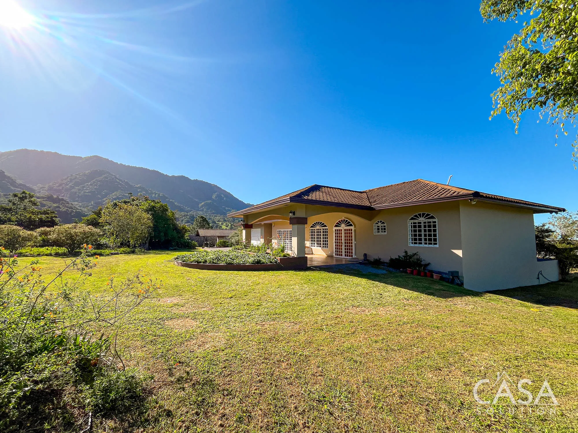 Volcan Home for Sale with Large Lot, Stable & Greenhouse – 3 Bedroom Property on 8,001 m² in Chiriquí